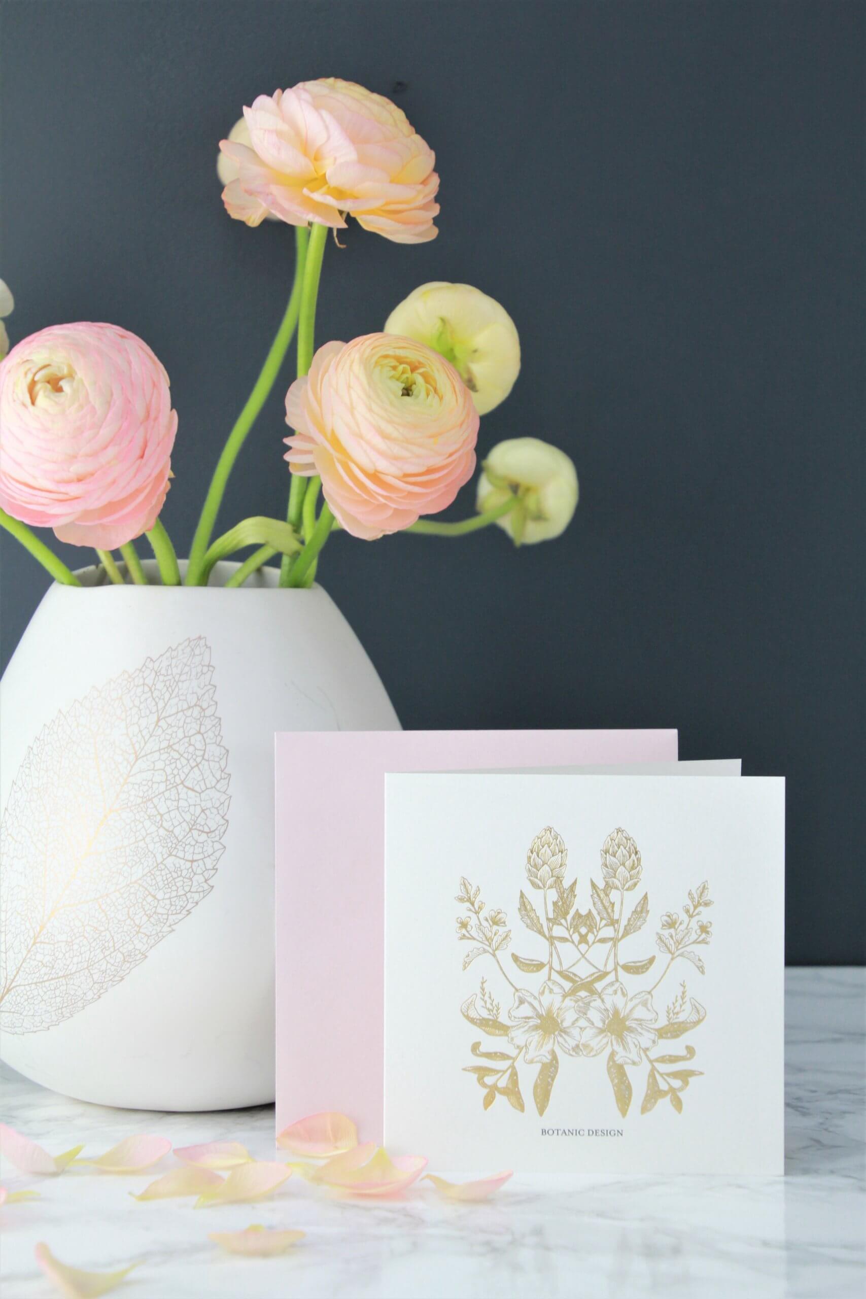 Carte cadeau Herbier de Mariage BOTANIC DESIGN dorure vue de face devant un bouquet de renoncules