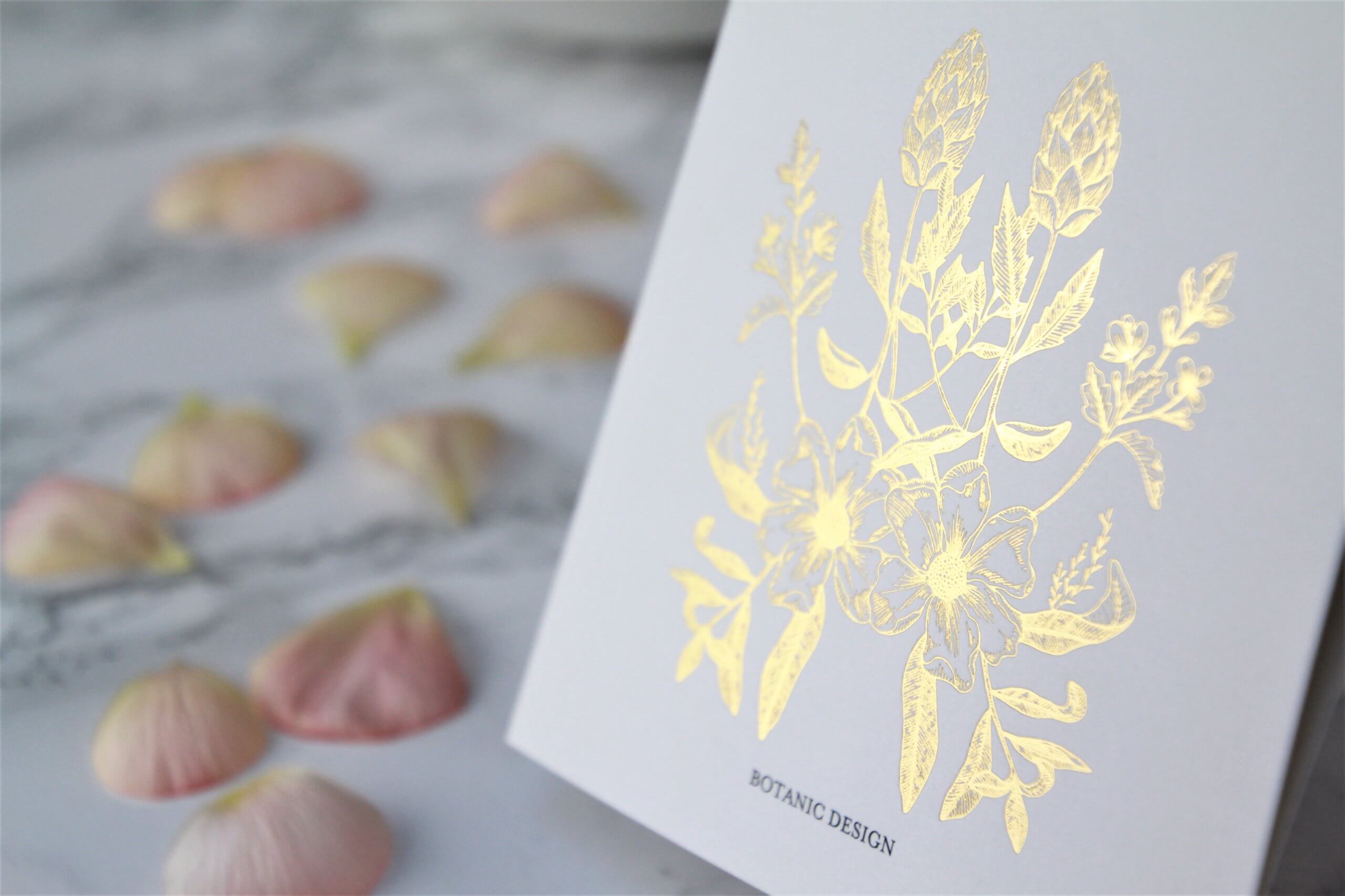 Carte cadeau faire-part Herbier de Mariage BOTANIC DESIGN détails de la dorure sur la face extérieure, accompagnée de pétales parsemées