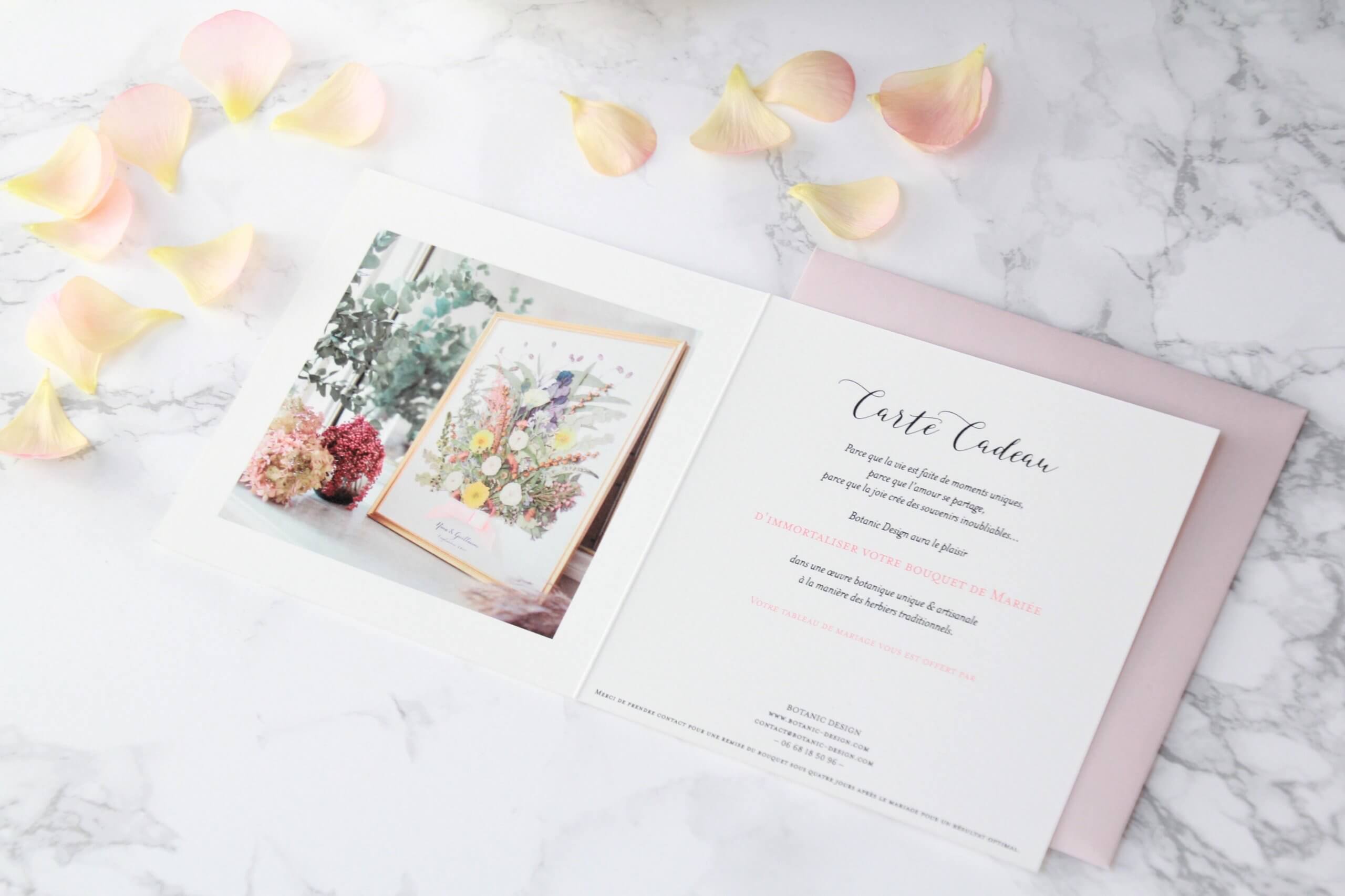 Carte cadeau faire-part Herbier de Mariage BOTANIC DESIGN vue de l'intérieur zoomée avec une photo d'un herbier de mariage, accompagnée de pétales parsemées