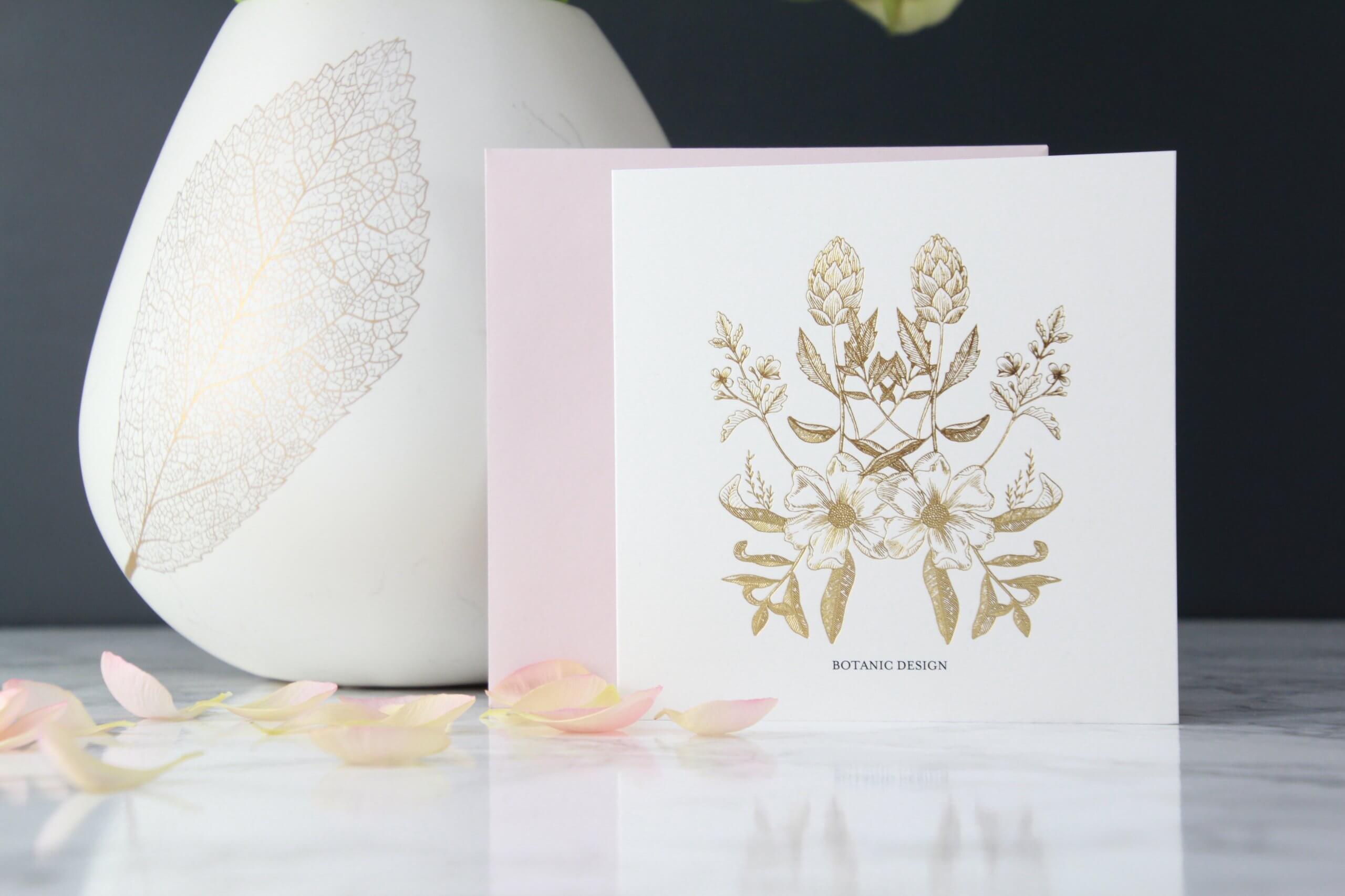 Carte cadeau faire-part Herbier de Mariage BOTANIC DESIGN zoom vue de face avec de la dorure et avec des pétales parsemées
