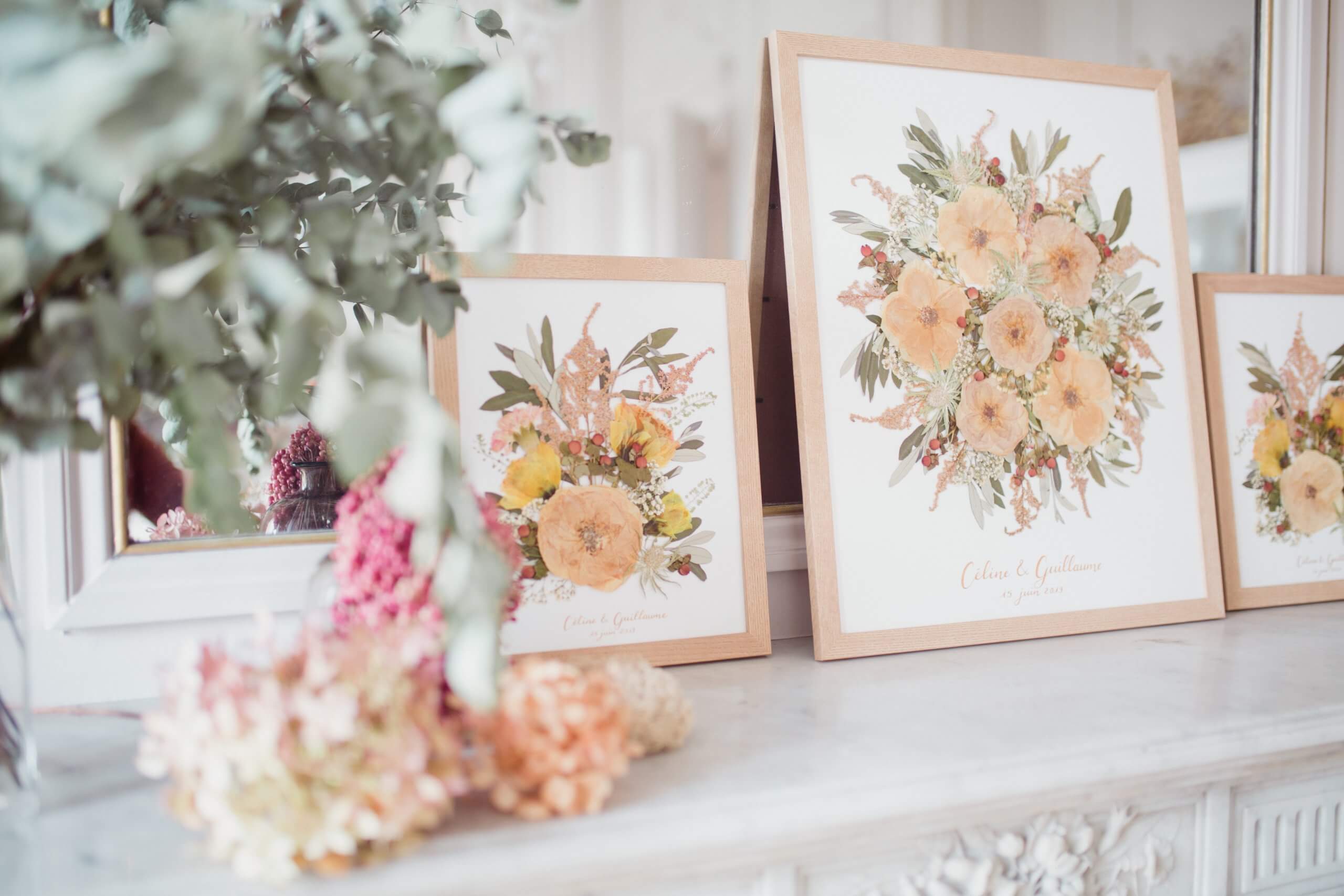 Herbier de mariage Botanic Design conservation bouquet de mariée œuvre unique artisanale calligraphie manuscrite Céline et Guillaume cheminée marbre trois tableaux vue de côté