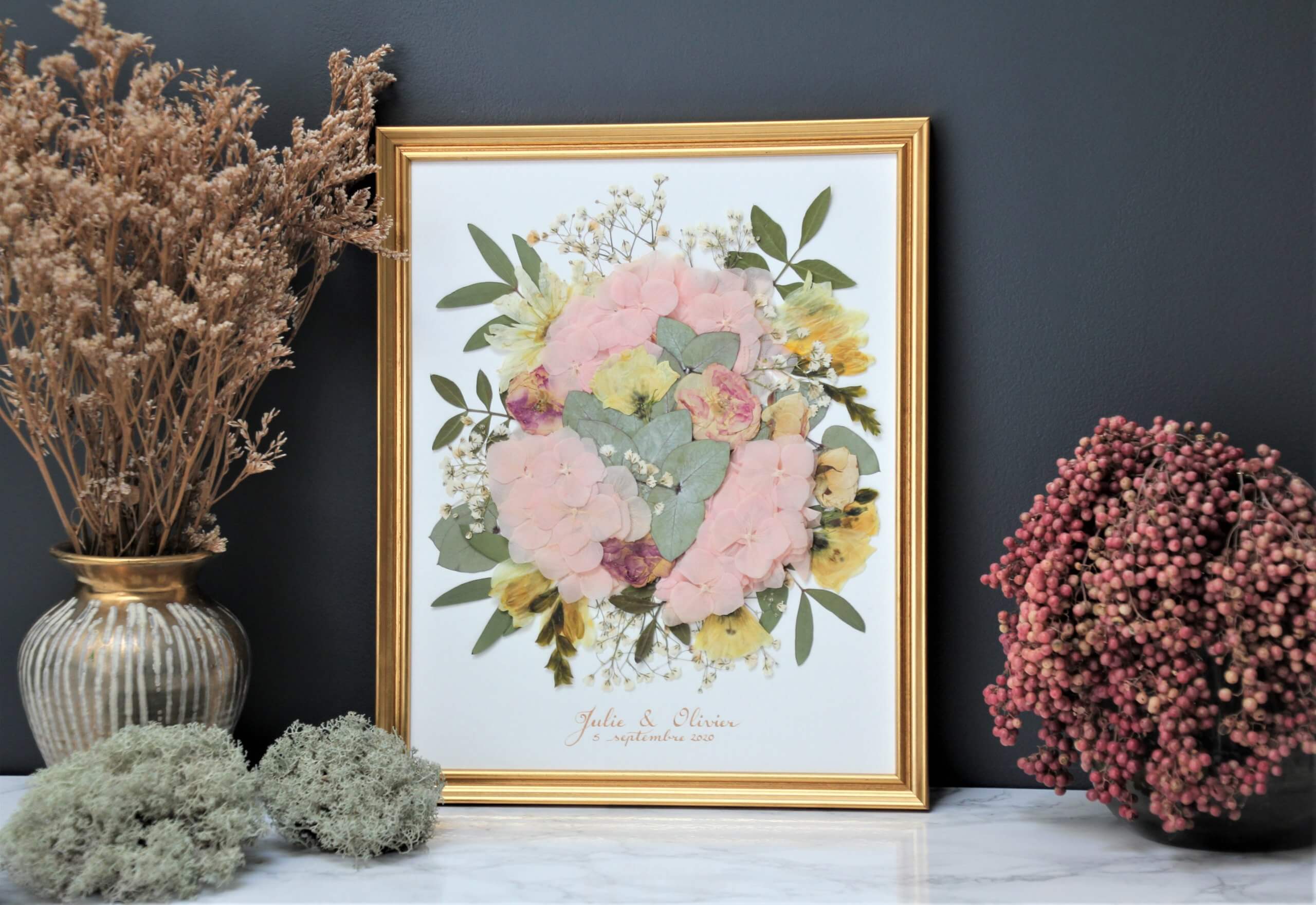 Herbier de mariage Botanic Design conservation bouquet de mariée œuvre unique artisanale calligraphie manuscrite Julie et Olivier Hortensia rose pâle mur anthracite